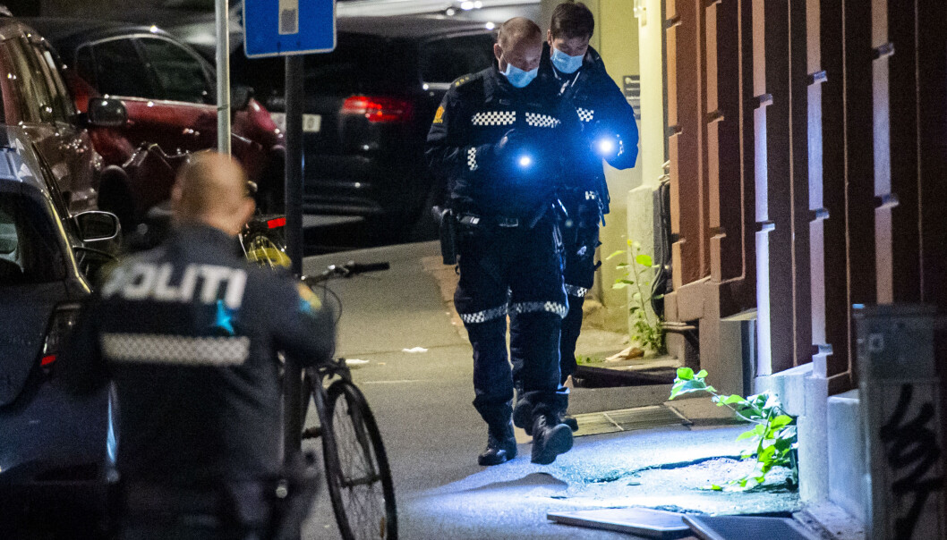 Politiet er på stedet etter melding om at en person er knivstukket. En bil skal ha kjørt fra stedet. Politiet er på stedet etter melding om at en person er knivstukket. En bil skal ha kjørt fra stedet.