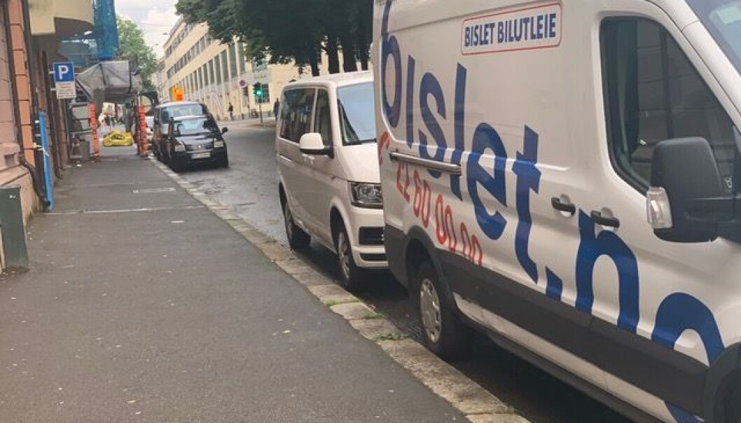 Sporveisgata med utleie- eller bildelingsbiler parkert. Sporveisgata med utleie- eller bildelingsbiler parkert.