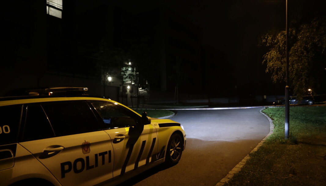 Flere personer lå og sov i en leilighet på Furuset da det ble avført skudd gjennom et vindu natt til onsdag. Ingen ble skadd i hendelsen. Flere personer lå og sov i en leilighet på Furuset da det ble avført skudd gjennom et vindu natt til onsdag. Ingen ble skadd i hendelsen.