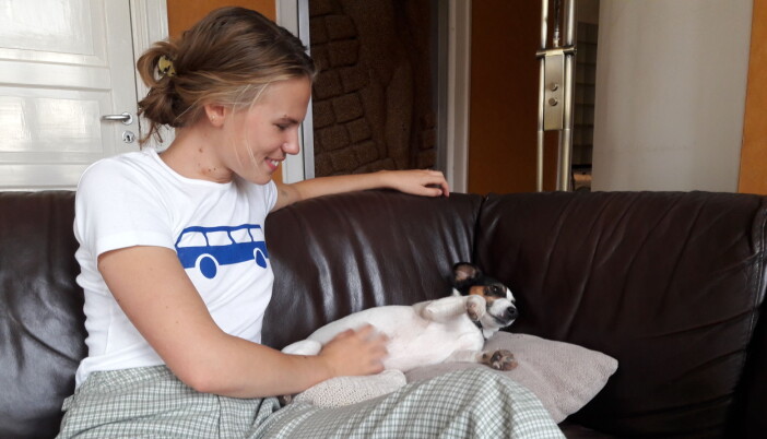 Hjemme i stua på Bislett får Jack Russel-terrieren Milla en god og fortjent kos. Hjemme i stua på Bislett får Jack Russel-terrieren Milla en god og fortjent kos.