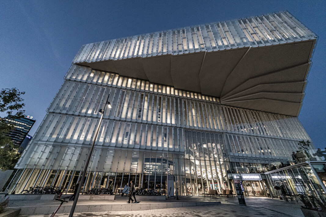 Deichman i Bjørvika har hatt eventyrlige besøkstall siden åpningen 18. juni i år. Nå skjerper de tiltakene for å unngå spredning av covid-19. Deichman i Bjørvika har hatt eventyrlige besøkstall siden åpningen 18. juni i år. Nå skjerper de tiltakene for å unngå spredning av covid-19.