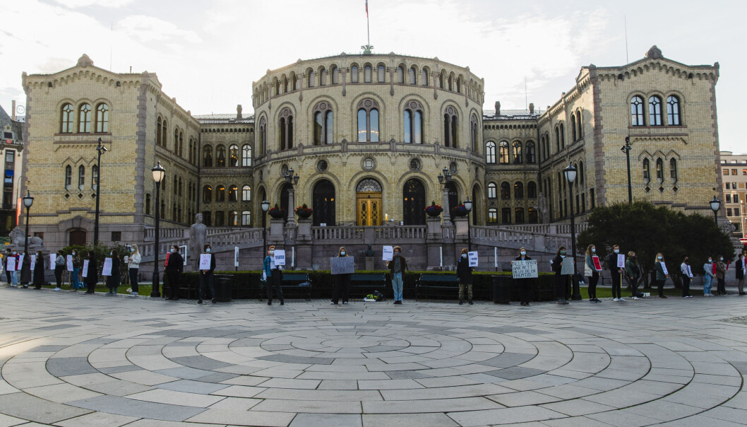 Rundt 50 personer fra de ungdomspolitiske partiene stilte opp utenfor Stortinget. Rundt 50 personer fra de ungdomspolitiske partiene stilte opp utenfor Stortinget.