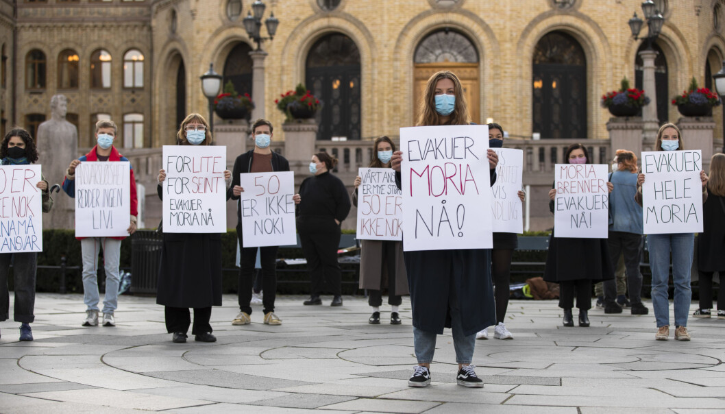 Ungdom fra de aller fleste ungdomspartier og noen ungdomsorganisasjoner gjennomfører en solidaritetsmarkering for flyktningene i Moria ved å stå i sirkel rundt deler av Stortinget. Ungdom fra de aller fleste ungdomspartier og noen ungdomsorganisasjoner gjennomfører en solidaritetsmarkering for flyktningene i Moria ved å stå i sirkel rundt deler av Stortinget.