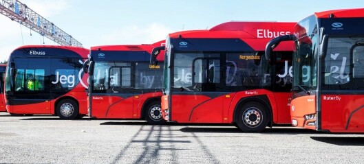Oslos elbusser står parkert mens dieselbusser frakter passasjerer gjennom byen
