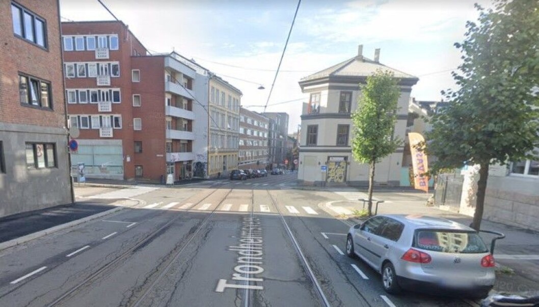 Etter slagsmålet i en leilighet i Trondheimsveien på Sofienberg ble en 35-åring knivstukket i Hausmannsgate. Politiet undersøker om det kan være en sammenheng mellom hendelsene. Etter slagsmålet i en leilighet i Trondheimsveien på Sofienberg ble en 35-åring knivstukket i Hausmannsgate. Politiet undersøker om det kan være en sammenheng mellom hendelsene.