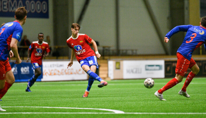 Felix Anthonessen setter ballen i mål til 1-0 Felix Anthonessen setter ballen i mål til 1-0