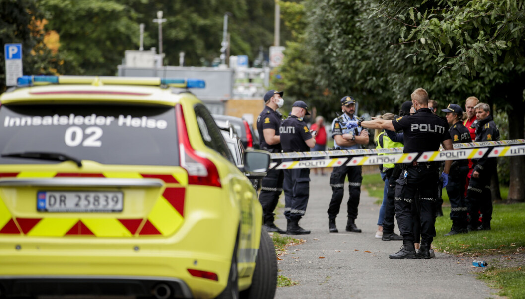 Politiet på plass i Jacob Aals gate etter knivstikking. Nå søker de etter en antatt gjerningsmann. Politiet på plass i Jacob Aals gate etter knivstikking. Nå søker de etter en antatt gjerningsmann.