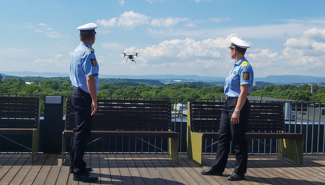 En av politiets egne droner i aksjon og på vei inn for landing på taket hos Politidirektoratet. En av politiets egne droner i aksjon og på vei inn for landing på taket hos Politidirektoratet.