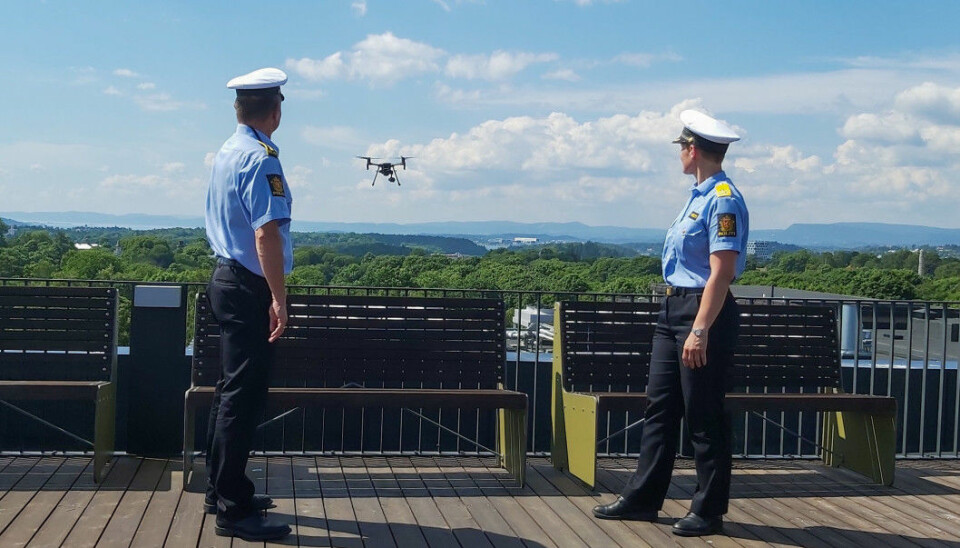 En av politiets egne droner i aksjon og på vei inn for landing på taket hos Politidirektoratet.