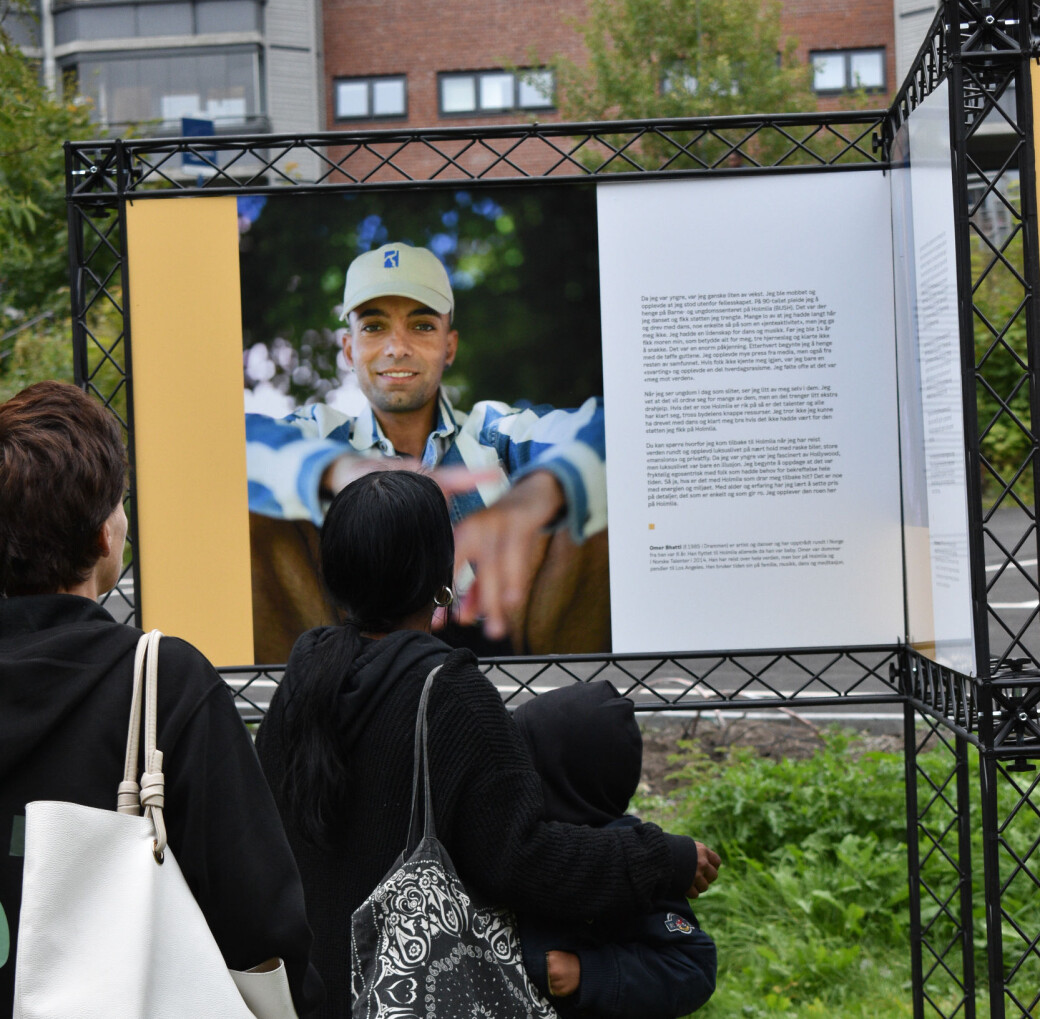 Omer Bahtti er fra Holmlia, og er en av 18 personer som forteller sin historie i Iffit Qureshis utstilling #HOMElia. Omer Bahtti er fra Holmlia, og er en av 18 personer som forteller sin historie i Iffit Qureshis utstilling #HOMElia.