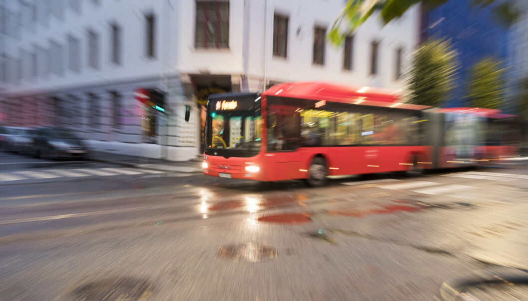 Mannen ble sendt til Ullevål sykehus med alvorlige skader etter å ha kollidert med en buss i Oslo sentrum. Mannen ble sendt til Ullevål sykehus med alvorlige skader etter å ha kollidert med en buss i Oslo sentrum.