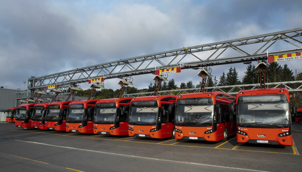 3800 bussjåfører er tatt ut i streik og store deler av Oslo og Viken er rammet. Bussene står som her på Ulven i Oslo.