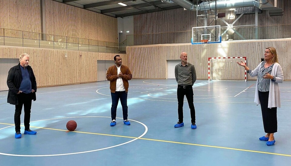 Fra venstre i den nye hallen: byrådsleder Raymond Johansen og, byråd Omar Samy Gamal. Til høyre: avdelingsdirektør i Kultur-
og idrettsbygg, Merete Hoff.