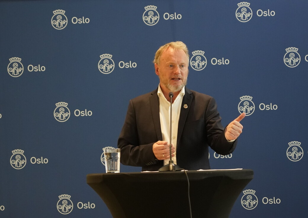 — Det sier seg selv at stappfulle trikker under en pandemi øker smittefaren, sier Raymond Johansen. — Det sier seg selv at stappfulle trikker under en pandemi øker smittefaren, sier Raymond Johansen.