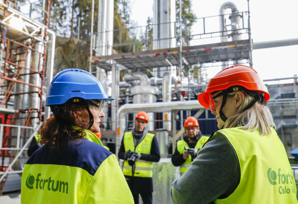 Olje- og energiminister Tina Bru (t.h) og Jannicke Bjerkås, CCS-direktør i Fortum Oslo Varme, ved energigjenvinningsanlegget på Klmetsrud tidligere i år.