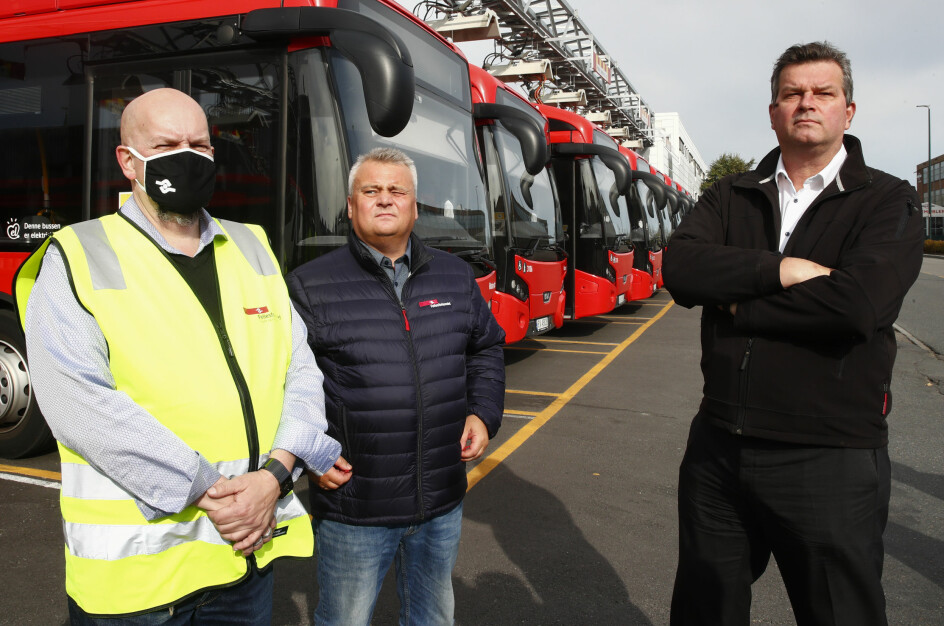 LO-Leder Hans-Christian Gabrielsen (t.h.) og forbundsleder Jørn Eggum møter streikende bussarbeidere, her representert ved Annstein Garnes, verneombud i Unibuss (t.v.)