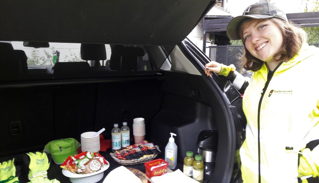 Marianne Hansen er fornøyd med at motivator Hanne Mari Holten har en liten kantine bak i bilen. Marianne Hansen er fornøyd med at motivator Hanne Mari Holten har en liten kantine bak i bilen.