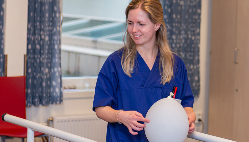 Fysioterapeut Kristine Nordhagen er god på å få de eldre til å prestere maks, samtidig som det er hyggelig. Fysioterapeut Kristine Nordhagen er god på å få de eldre til å prestere maks, samtidig som det er hyggelig.