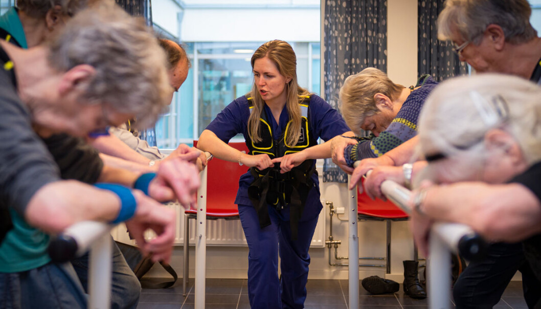 Kristine Nordhagen ber deltakerne om å strekke ut. Kristine Nordhagen ber deltakerne om å strekke ut.