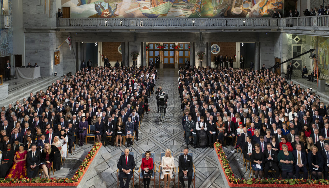 I fjor ble Nobels fredspris tildelt Etiopias statsminister Abiy Ahmed foran et fullsatt Oslo rådhus. Kong Harald, dronning Sonja, kronprinsesse Mette-Marit og kronprins Haakon satt lengst foran. I fjor ble Nobels fredspris tildelt Etiopias statsminister Abiy Ahmed foran et fullsatt Oslo rådhus. Kong Harald, dronning Sonja, kronprinsesse Mette-Marit og kronprins Haakon satt lengst foran.