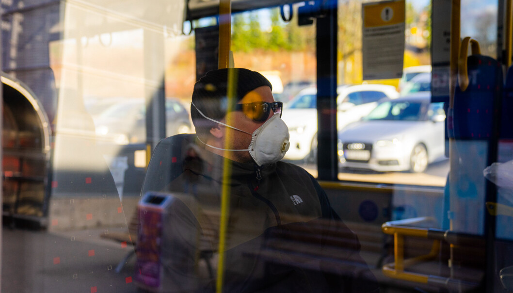 Kollektivreisende med ansiktsmaske før busstreiken. Nå viser nye koronatall at Oslo har like mange nysmittede som i slutten av mars. Kollektivreisende med ansiktsmaske før busstreiken. Nå viser nye koronatall at Oslo har like mange nysmittede som i slutten av mars.