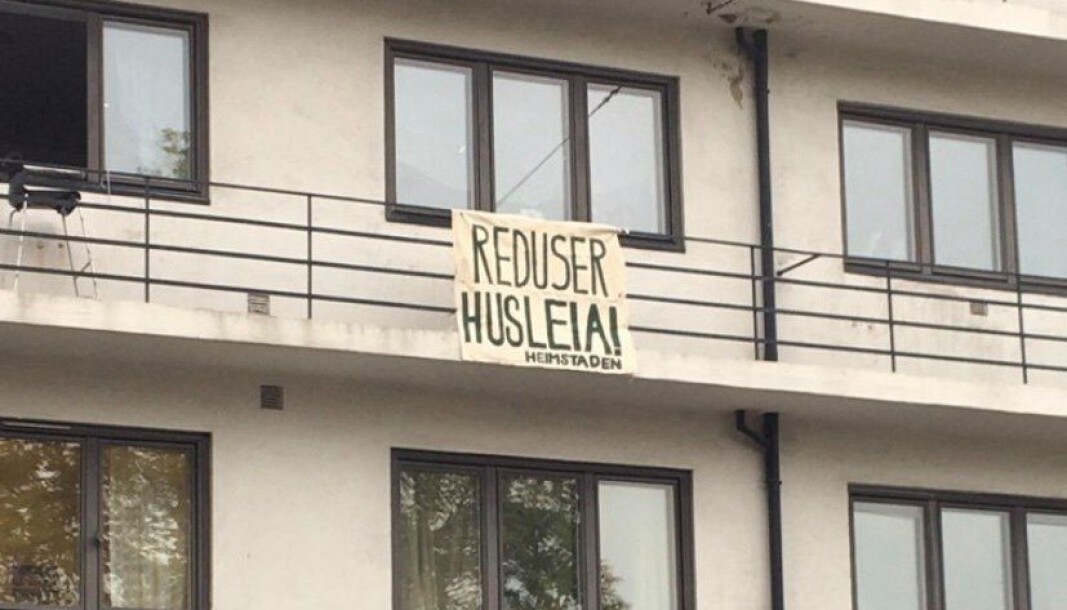 Heimstaden AS fjernet banneret fra den private utleierens balkong. Heimstaden AS fjernet banneret fra den private utleierens balkong.