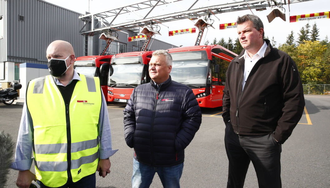 LO-Leder Hans-Christian Gabrielsen (t.h.) og forbundsleder Jørn Eggum møter streikende bussarbeidere, her representert ved Annstein Garnes, verneombud i Unibuss (t.v.) LO-Leder Hans-Christian Gabrielsen (t.h.) og forbundsleder Jørn Eggum møter streikende bussarbeidere, her representert ved Annstein Garnes, verneombud i Unibuss (t.v.)