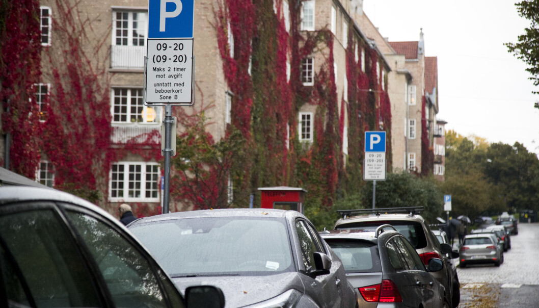 Fjerne beboerparkeringen, krever debattskribenten. Fjerne beboerparkeringen, krever debattskribenten.