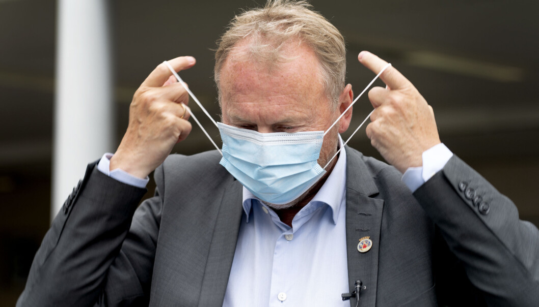 Byrådsleder Raymond Johansen tar på seg munnbind under besøk på koronateststasjonen utenfor Aker legevakt. Byrådsleder Raymond Johansen tar på seg munnbind under besøk på koronateststasjonen utenfor Aker legevakt.