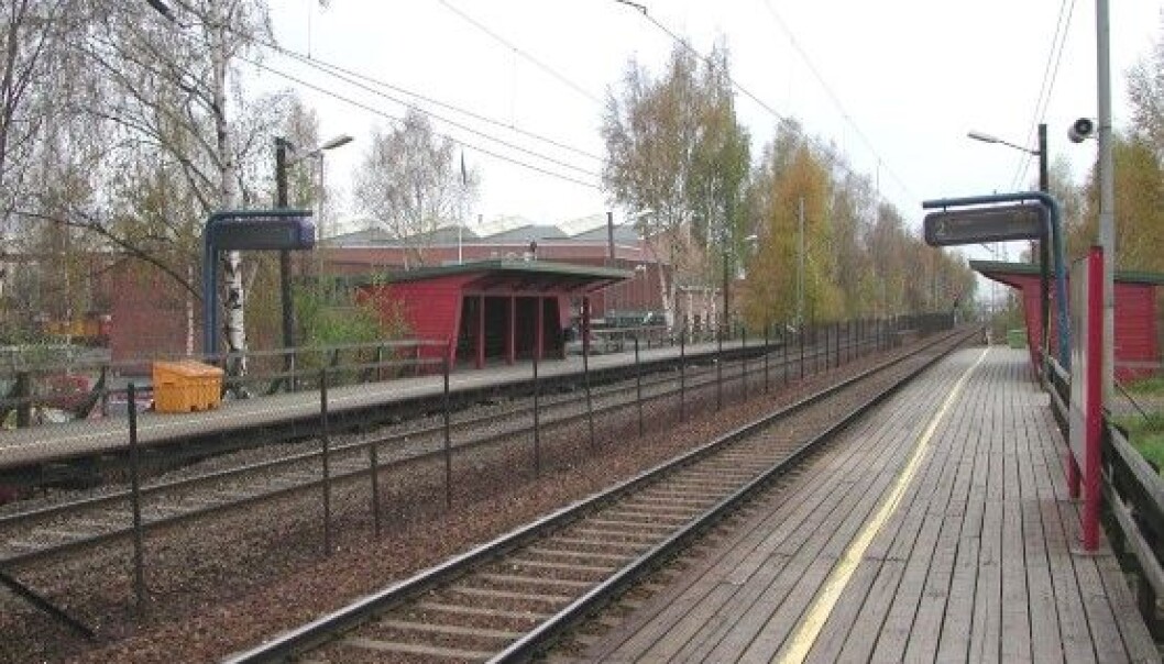 Nyland stasjon ligger like ved jernbaneverkstedet på Grorud, og betjenes av lokaltog mellom Oslo S og Lillestrøm. Nyland stasjon ligger like ved jernbaneverkstedet på Grorud, og betjenes av lokaltog mellom Oslo S og Lillestrøm.