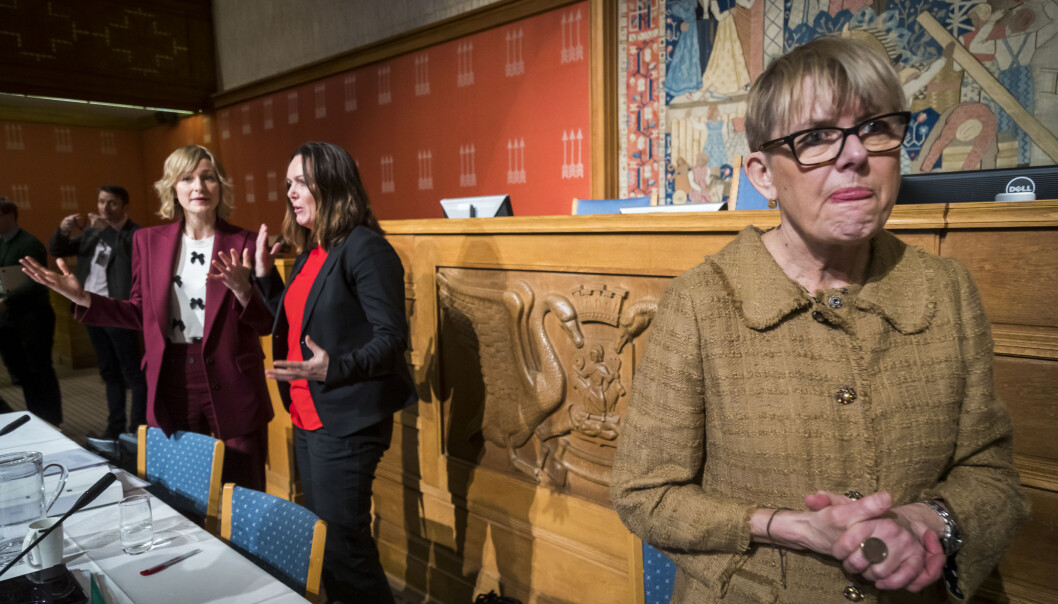 Til venstre skolebyråd Inga Marte Thorkildsen (SV) mens Astrid Søgnen (til h.) under en høring i bystyresalen etter at sitnevnte var blitt presset ut av jobben som utdanningsdirektør. Til venstre skolebyråd Inga Marte Thorkildsen (SV) mens Astrid Søgnen (til h.) under en høring i bystyresalen etter at sitnevnte var blitt presset ut av jobben som utdanningsdirektør.