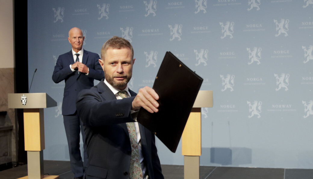 Helsedirektør Bjørn Guldvog (bak) ber om kraftigere smitteverntiltak i Oslo. Helseminister Bent Høie (H) sier han er forberedt på å gjøre nasjonale vedtak hvis ikke byrådet i Oslo følger opp rådene fra direktoratet. Helsedirektør Bjørn Guldvog (bak) ber om kraftigere smitteverntiltak i Oslo. Helseminister Bent Høie (H) sier han er forberedt på å gjøre nasjonale vedtak hvis ikke byrådet i Oslo følger opp rådene fra direktoratet.