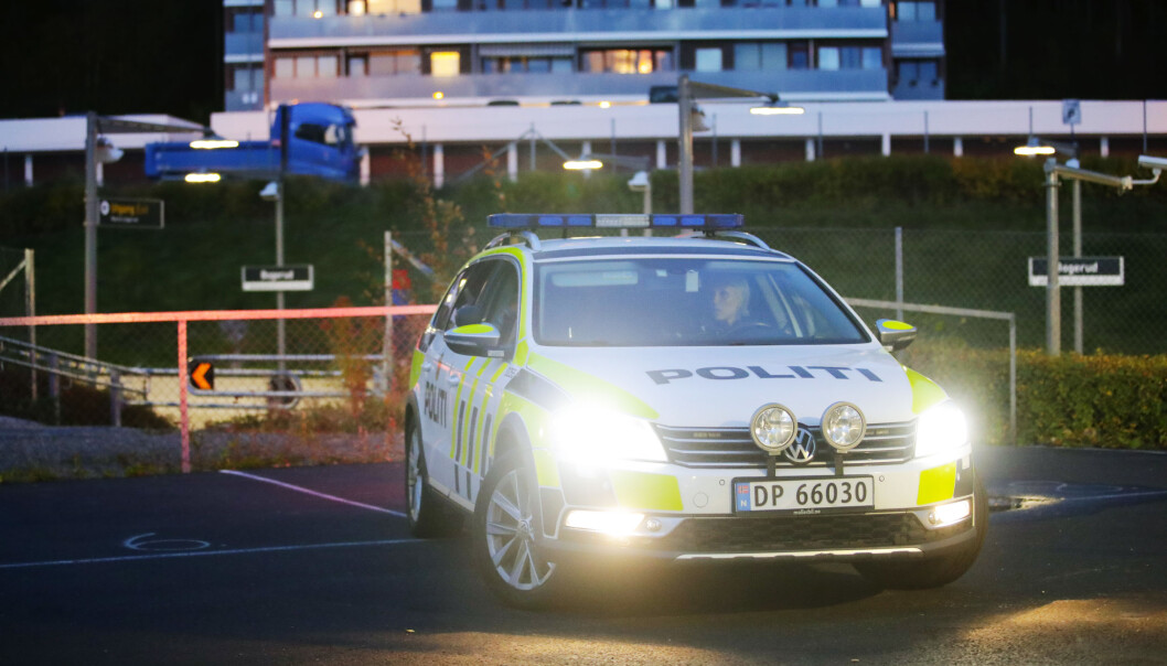 En 16 år gammel gutt ble hogd i ansiktet med en stor kniv ved Bogerud T-banestasjon torsdag. Åtte personer skal ha vært involvert i voldshendelsen, mener politiet. En 16 år gammel gutt ble hogd i ansiktet med en stor kniv ved Bogerud T-banestasjon torsdag. Åtte personer skal ha vært involvert i voldshendelsen, mener politiet.