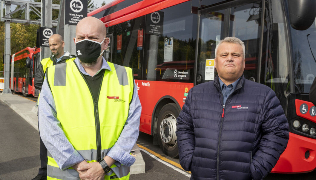 Forbundsleder Jørn Eggum møter streikende bussarbeidere. Tillitsvalgte Annstein Garnes tv. Forbundsleder Jørn Eggum møter streikende bussarbeidere. Tillitsvalgte Annstein Garnes tv.