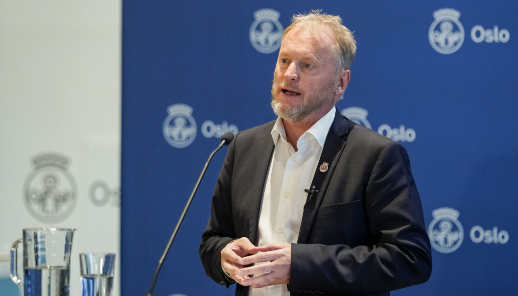 — Gjennom helgen har helseministeren gått til det uvanlige steget å true med å overstyre Oslo, sa Raymond Johansen (Ap) på pressekonferansen mandag. — Gjennom helgen har helseministeren gått til det uvanlige steget å true med å overstyre Oslo, sa Raymond Johansen (Ap) på pressekonferansen mandag.