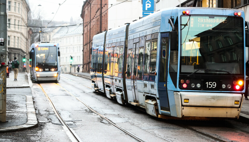 Fra tirsdag klokken 12 må alle som ikke kan holde én meters avstand til hverandre i Oslos kollektivtrafikk, bruke munnbind. Men politiet kommer ikke til å bruke ressurser på å håndheve påbudet, opplyser de til NTB.