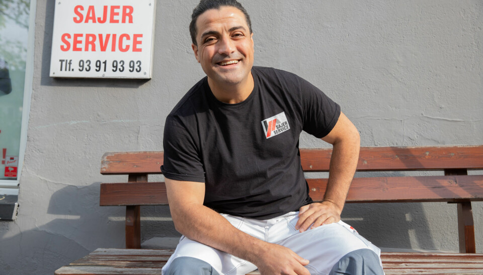 Ghassan Sajer smiler stort sittende på benken han fikset til de eldre i nabolaget på Kampen.