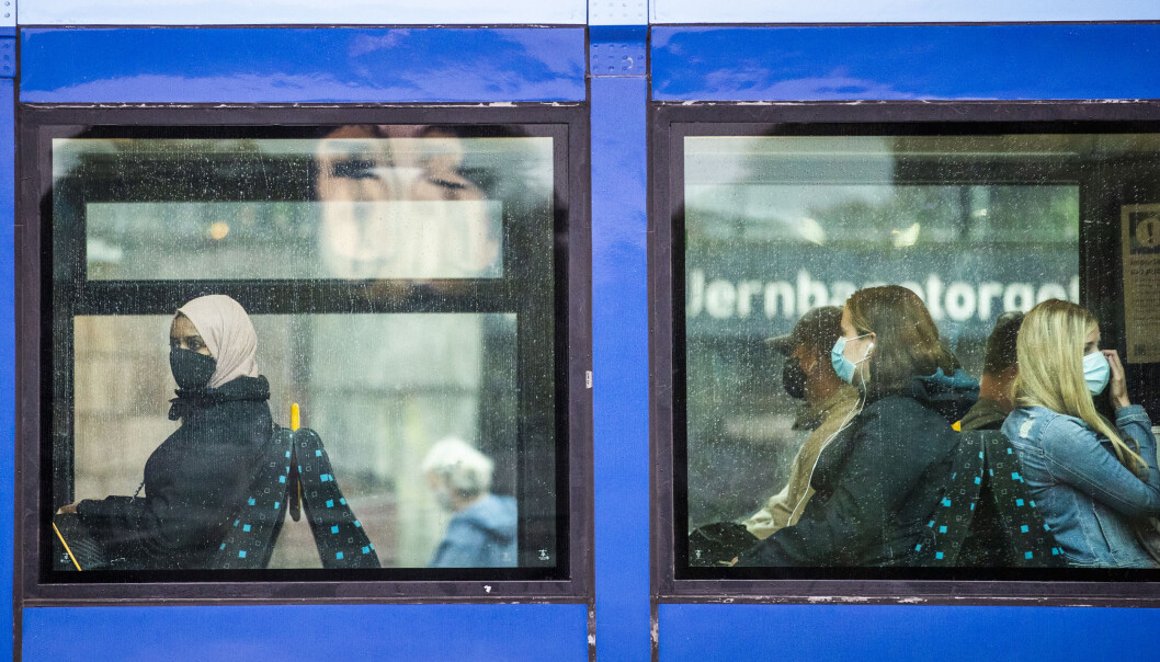 Politiet sier at de likevel kan gi pålegg hvis munnbindpåbud i Oslos kollektivtrafikk ikke følges. Politiet sier at de likevel kan gi pålegg hvis munnbindpåbud i Oslos kollektivtrafikk ikke følges.