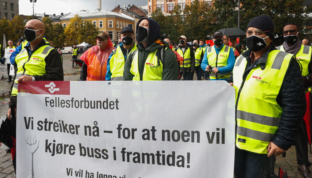 Yrkestrafikkforbundet, Fellesforbundet, Norsk Jernbaneforbund og Fagforbundet med felles markering på Youngstorget for streikende bussjåførene i forrige uke. Yrkestrafikkforbundet, Fellesforbundet, Norsk Jernbaneforbund og Fagforbundet med felles markering på Youngstorget for streikende bussjåførene i forrige uke.