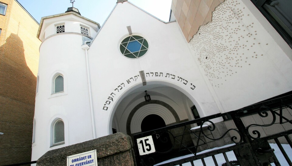 En 47 år gammel mann som deltok på en nazistisk markering fem dager tidligere, ble pågrepet av politiet ved synagogen i Bergstien fredag 2. oktober.