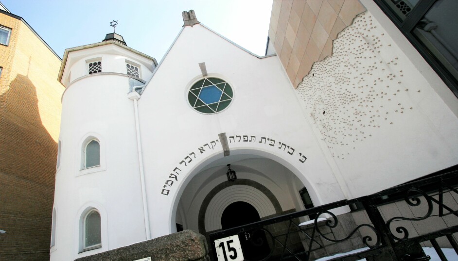 Tre nynazister fra den Den ordiske Motstandsbevegelsen ble bortvist fra Bergstien utenfor den jødiske synagogen under søndagens Yom kippúr-feiring.
