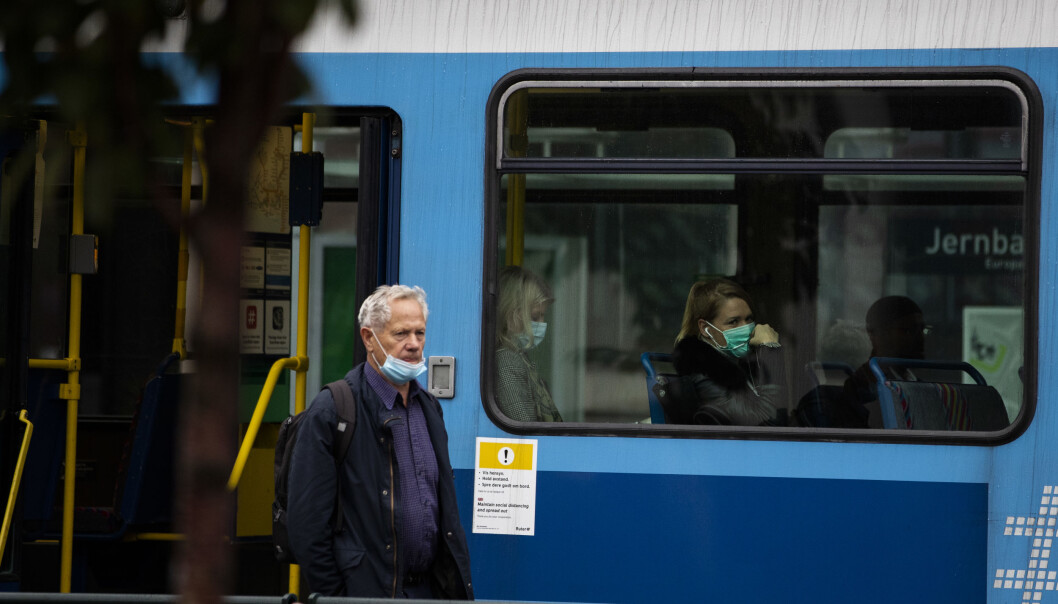 Regelen er at alle skal bruke munnbind i kollektivtrafikken i Oslo. Regelen er at alle skal bruke munnbind i kollektivtrafikken i Oslo.