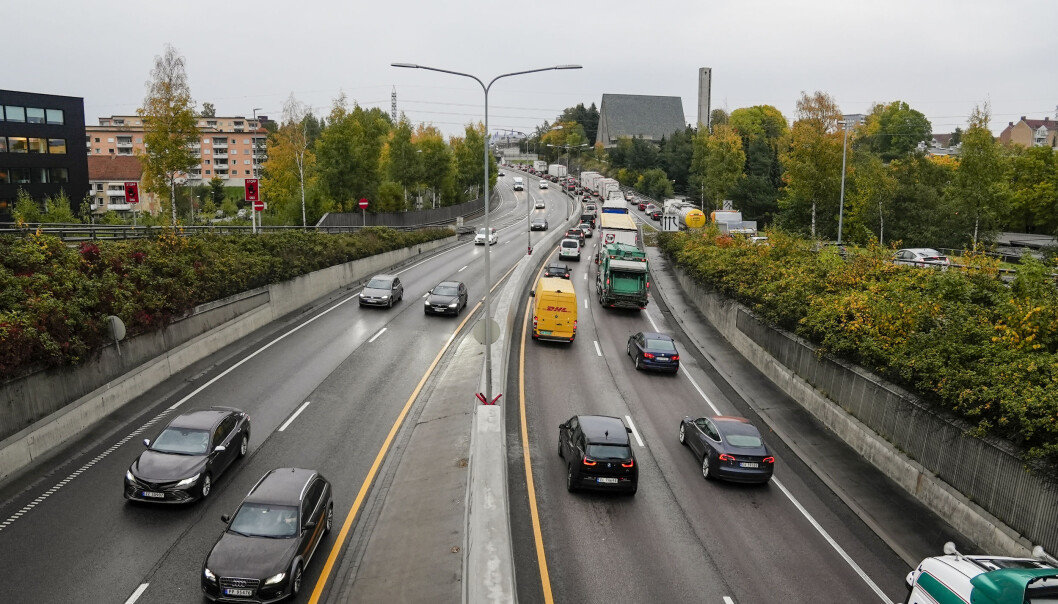 Store trafikale problemer og kø etter at E6 er blitt stengt mellom Manglerud og Ryen på grunn av en brann i et vogntog. Store trafikale problemer og kø etter at E6 er blitt stengt mellom Manglerud og Ryen på grunn av en brann i et vogntog.