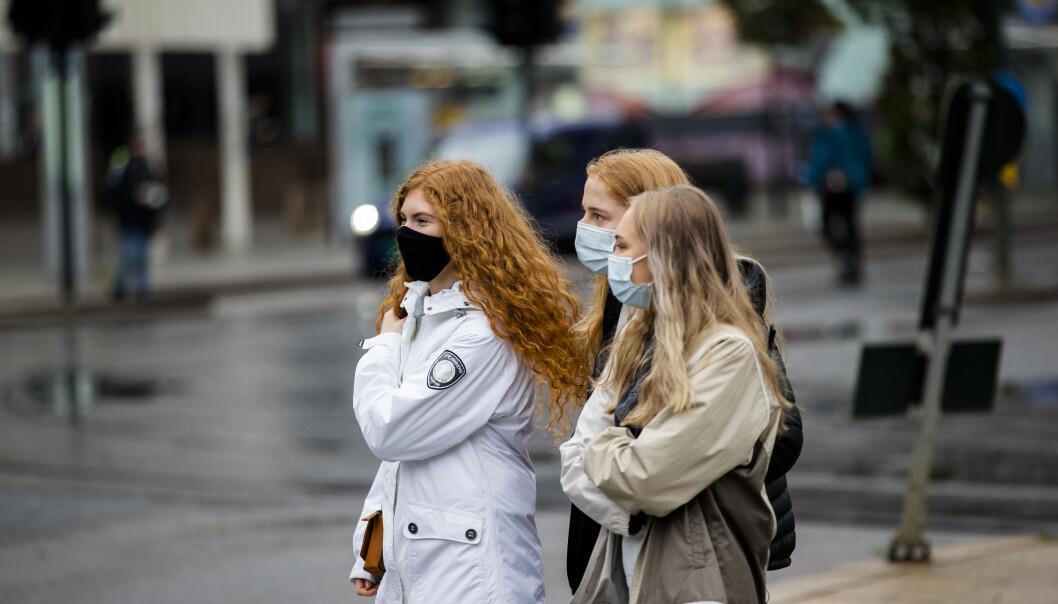 Folk med munnbind på Jernbanetorget i Oslo. Byrådet i Oslo innfører påbud om bruk av munnbind i kollektivtrafikken fra tirsdag kl 12.00. Folk med munnbind på Jernbanetorget i Oslo. Byrådet i Oslo innfører påbud om bruk av munnbind i kollektivtrafikken fra tirsdag kl 12.00.