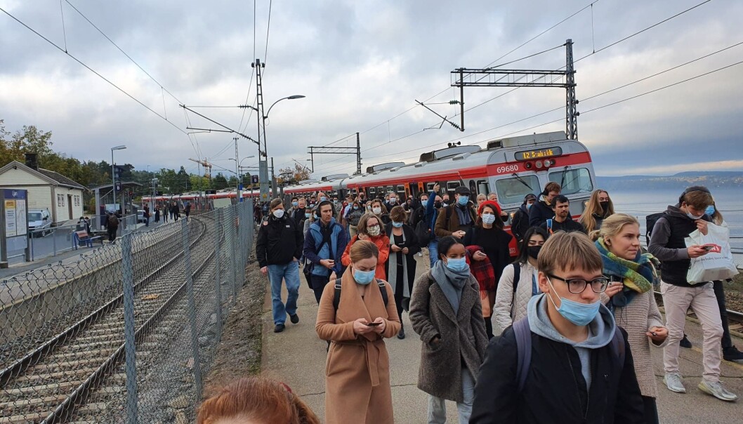 Menneskemengde går av toget ved Ljan togstasjon. Menneskemengde går av toget ved Ljan togstasjon.
