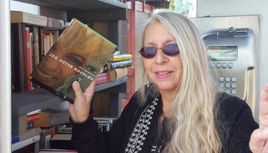 Tove Andersson donerer boka si Jeg heter navneløs til lesekiosken. Tove Andersson donerer boka si Jeg heter navneløs til lesekiosken.