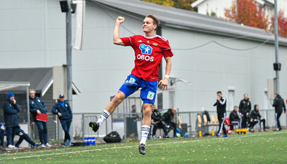 En hoppende glad Henning Tønsberg Andresen etter at han scoret på frispark.