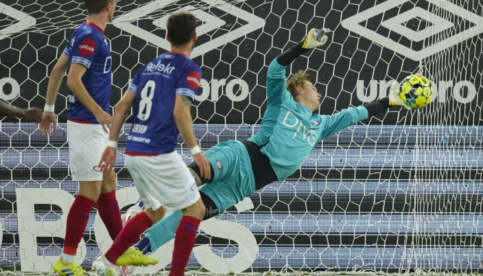 Vålerenga keeper Kristoffer Klaesson redder under eliteseriekampen i fotball mellom Vålerenga og Mjøndalen på Intility Arena i Oslo. Vålerenga keeper Kristoffer Klaesson redder under eliteseriekampen i fotball mellom Vålerenga og Mjøndalen på Intility Arena i Oslo.
