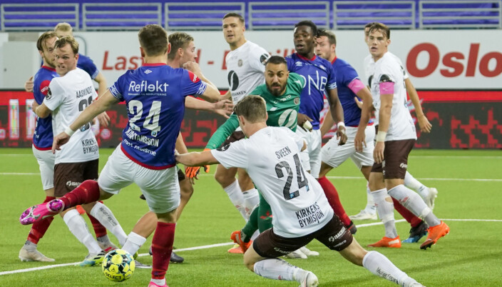 Vålerengas Vidar Örn Kjartansson i duell med Mjøndalens keeper Sosha Makani og Ole Amund Sveen under eliteseriekampen i fotball mellom Vålerenga og Mjøndalen på Intility Arena i Oslo. Vålerengas Vidar Örn Kjartansson i duell med Mjøndalens keeper Sosha Makani og Ole Amund Sveen under eliteseriekampen i fotball mellom Vålerenga og Mjøndalen på Intility Arena i Oslo.