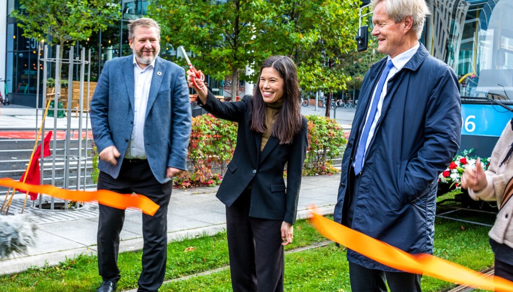 Her klipper byråd for miljø og samferdsel Lan Marie Berg, konsernsjef Cato Hellesjø i Sporveien og Bernt Reitan Jenssen i Ruter snoren for den nye traséen i Bjørvika og Dronning Eufemias gate. Her klipper byråd for miljø og samferdsel Lan Marie Berg, konsernsjef Cato Hellesjø i Sporveien og Bernt Reitan Jenssen i Ruter snoren for den nye traséen i Bjørvika og Dronning Eufemias gate.